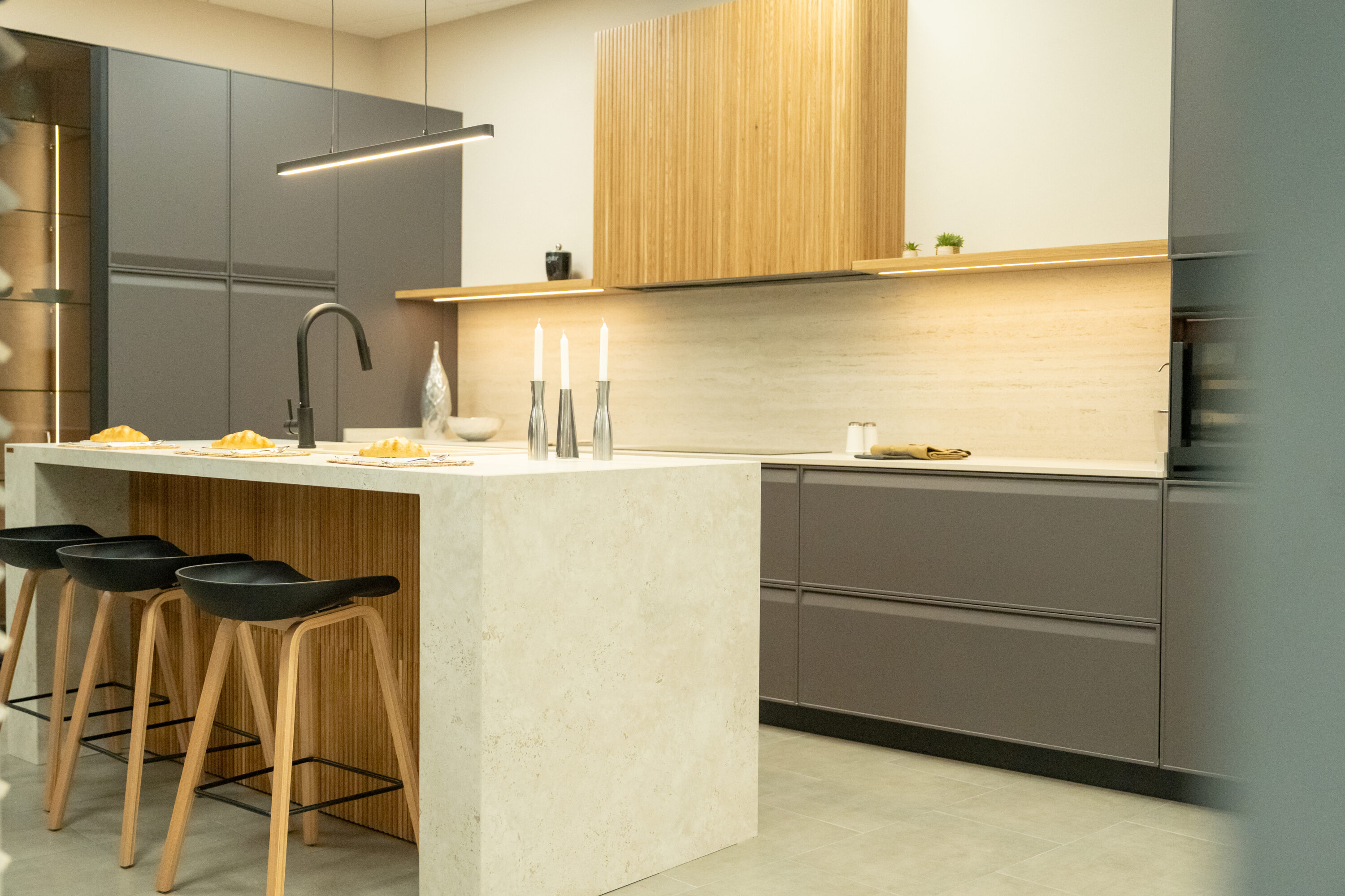 Una cocina contemporánea que combina lacado gris y madera natural.